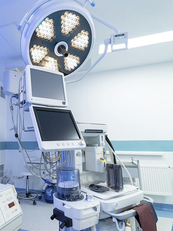 Equipo médico realizando una cirugía oncológica ginecológica